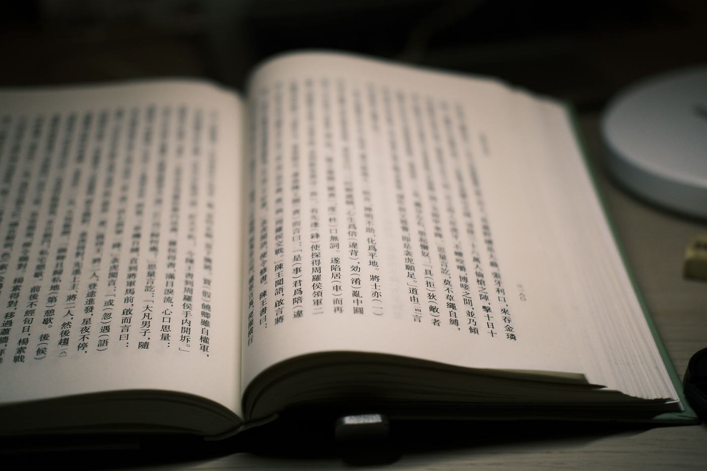 暖光下摊开的书本与书写工具，安静的文字创作场景